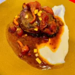 Carrillera de cerdo Duroc rellena de setas, cebollitas confitadas y crema de chirivía