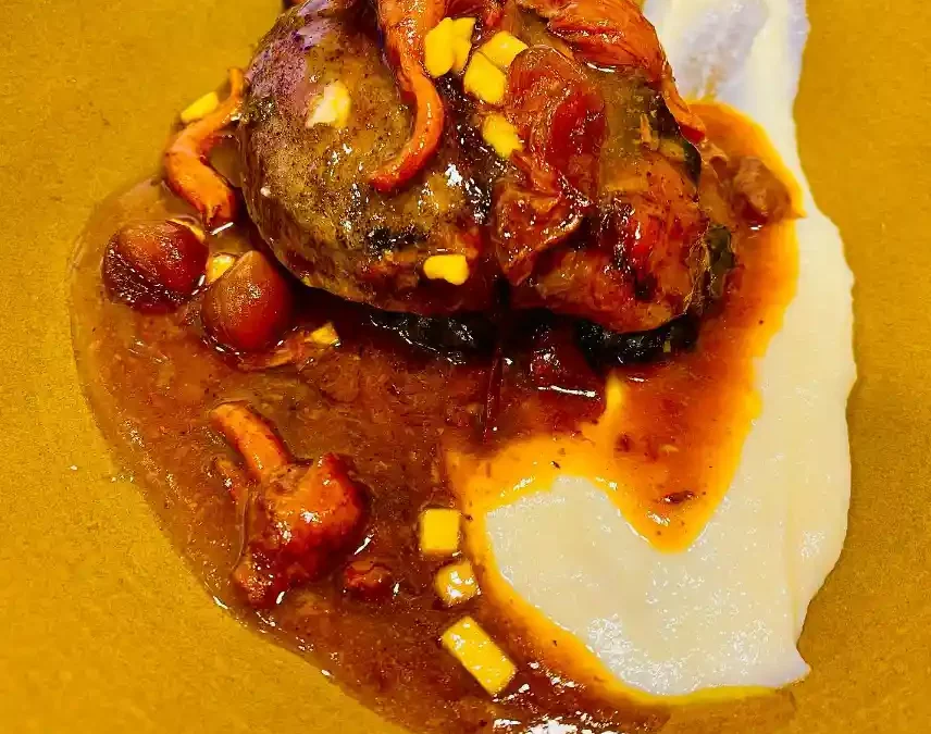 Carrillera de cerdo Duroc rellena de setas, cebollitas confitadas y crema de chirivía